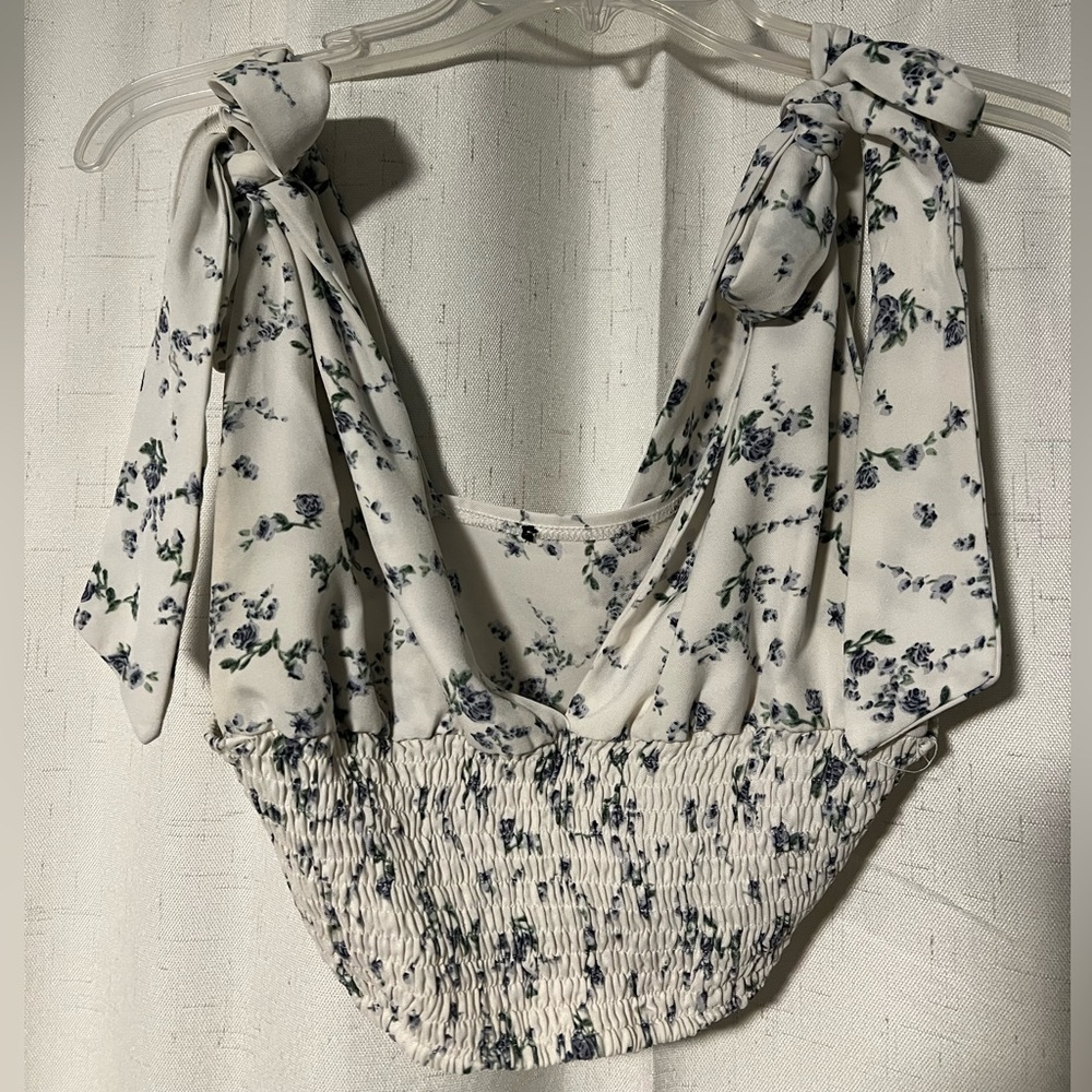 White cropped tank top with adjustable tying straps.